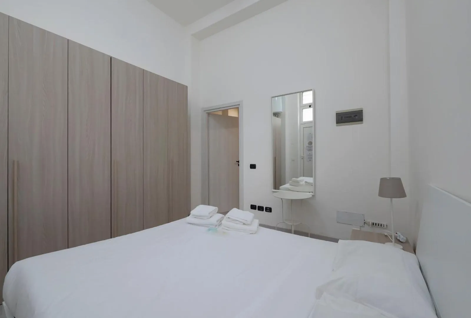 I Host Apartment - Breno 1 Milan Italy