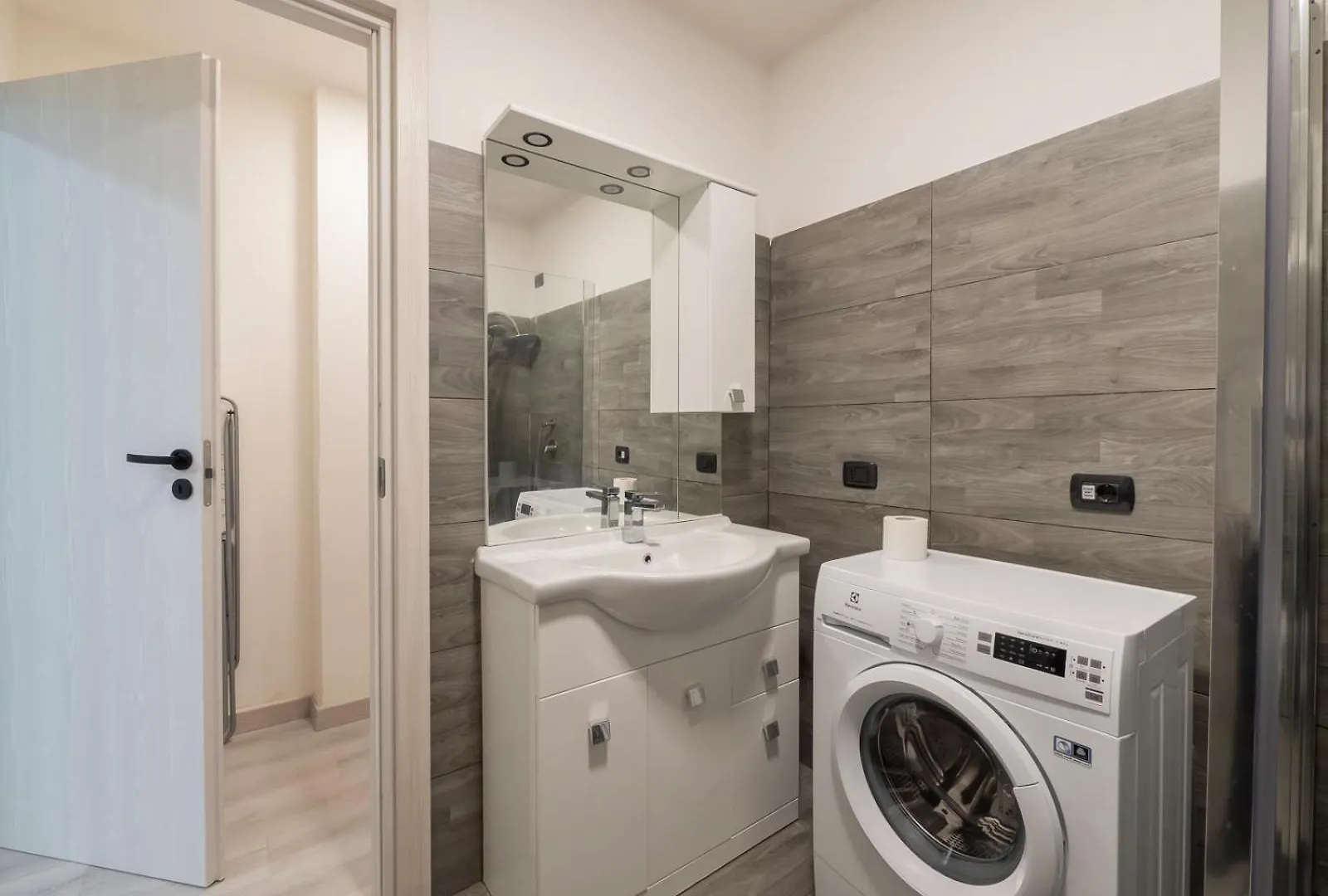 I Host Apartment - Breno 1 Milan 0*,