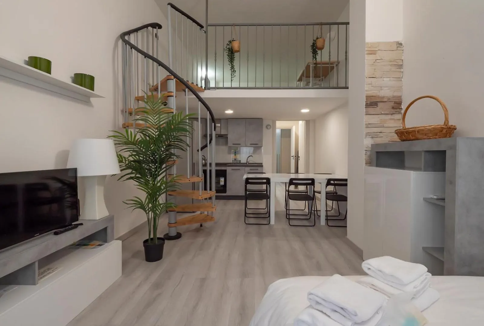 I Host Apartment - Breno 1 Milan 0*,  Italy